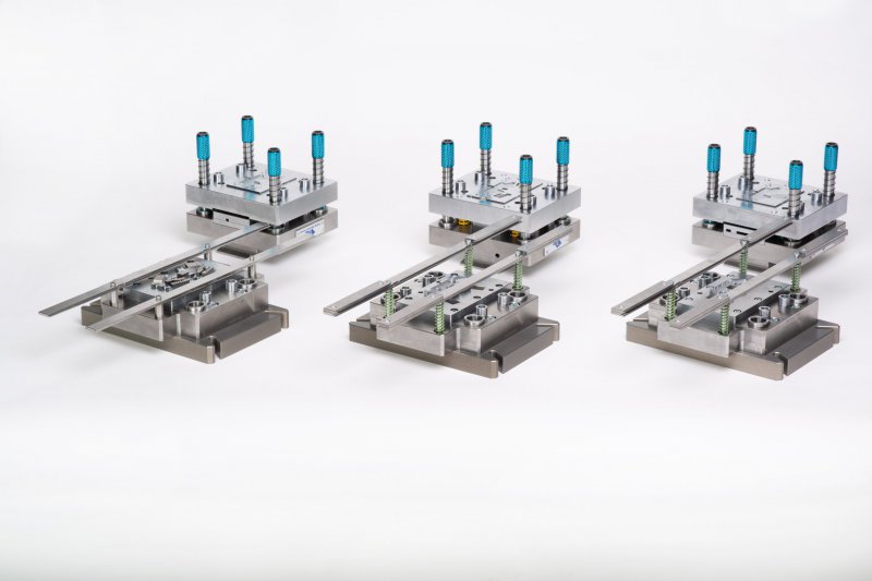Set of cutting and forming tools